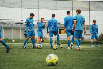 这小子的足球功底太强了吧！（配图示意）